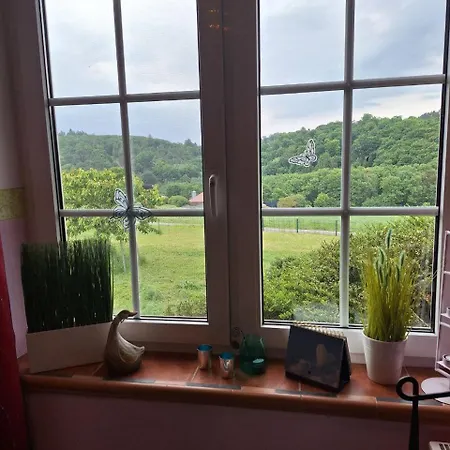 Kleine Einzigartige Auf Dem Bauernhof, Direkt In Der Mit Blick Auf Schloss