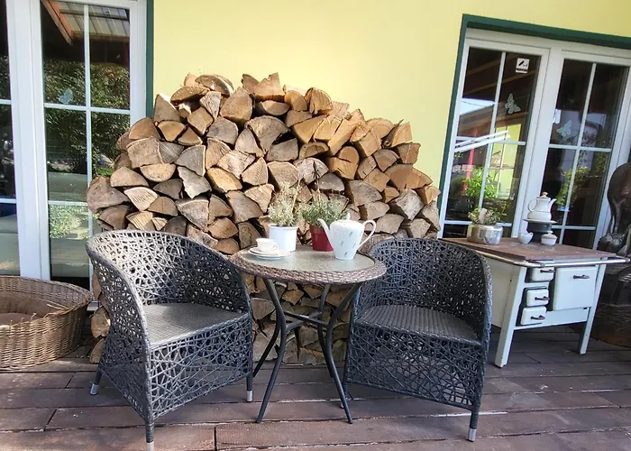Kleine Einzigartige Auf Dem Bauernhof, Direkt In Der Mit Blick Auf Schloss