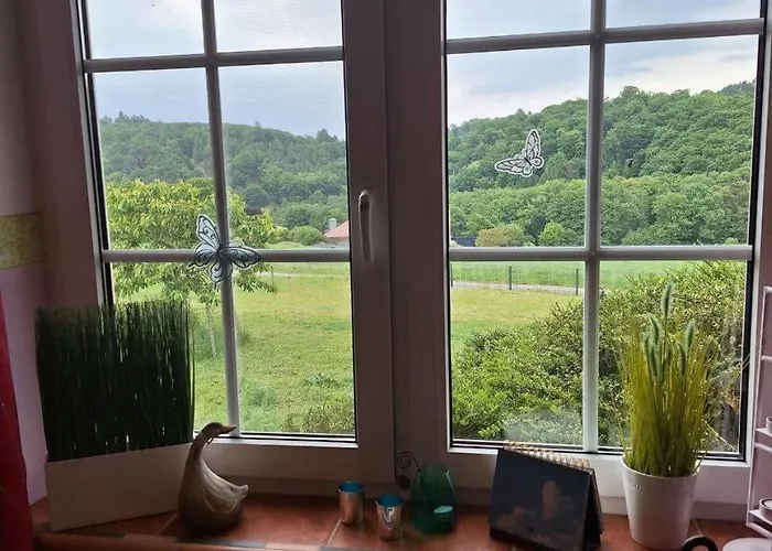 Kleine Einzigartige Auf Dem Bauernhof, Direkt In Der Mit Blick Auf Schloss